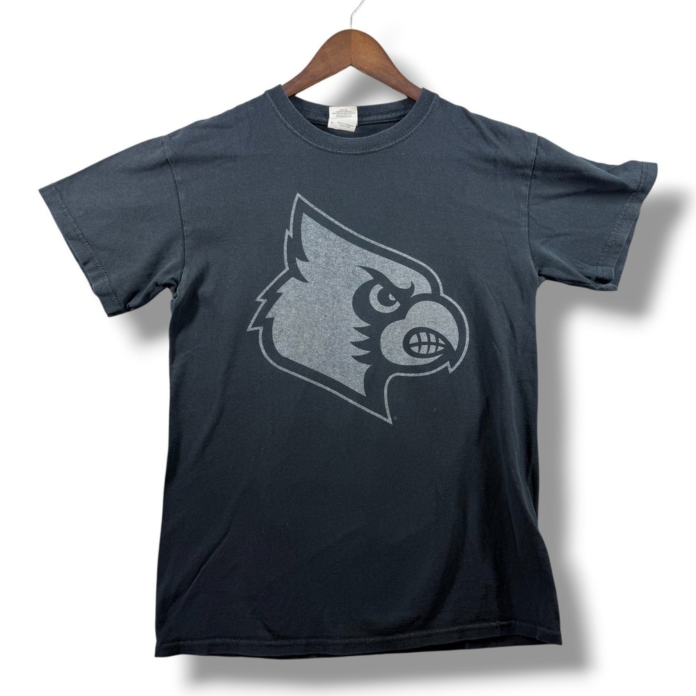 Gildan Louisville Cardinals Mens Small Black Short Sleeve Graphic T-Shirt‎